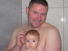 Michael mit Nik unter der Dusche in der Bad Wörishofener Therme am 03. November 2007