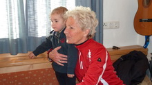 Oma mit Bastian im Mahdtahlhaus (17.01.2012)