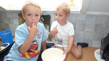 Nik und Bastian beim Kuchenbacken (06.08.2012)