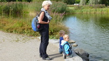 Mit den Enkelkindern beim Enten Füttern (15.08.2012)