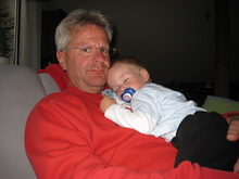 Der kleine Nik ist auf dem Opa eingeschlafen 27.04.2009.