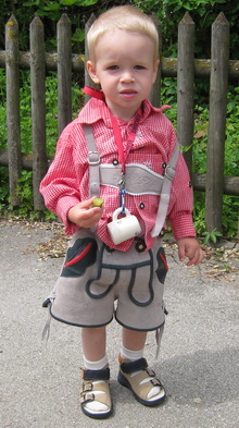 Der kleine Nik, in seiner ersten Lederhose.
